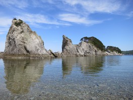 国立公園の中心をなす浄土ヶ浜は、夏には海水浴場として賑わいを見せる