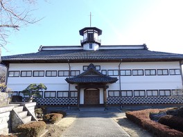 八角塔が印象的な建物は長野県宝に指定されている