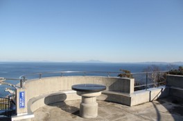 天気の良い日は施設屋上展望デッキ国後島を一望できる