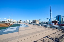 青空に映える開放的なハレテラスの広場