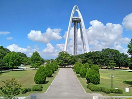美しいふたつのアーチを持つ展望タワー