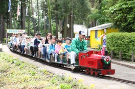 日本有数の長さ1.1kmをミニ列車が走る