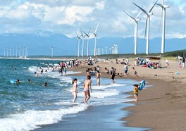 毎年多くの海水浴客で賑わいを見せる