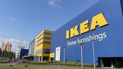 店内には子供を預けられるスモーランド(60分間無料)も備える