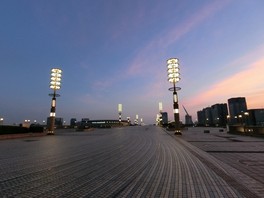 夕暮れに染まる空と照明