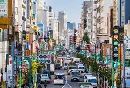 日中の新大久保大通り、にぎやかな街並み