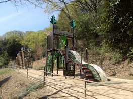 アスレチックで楽しく体を動かせる