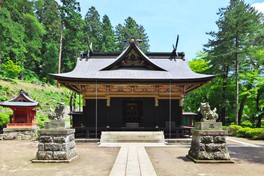 本社・拝殿・幣殿は重要文化財に指定されている