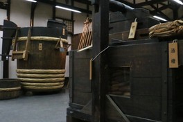 もろみ桶をはじめ明治から昭和期に使われた酒造用具を展示