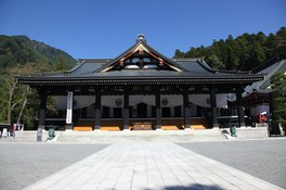 日蓮聖人700遠忌の1985年に再建された本堂
