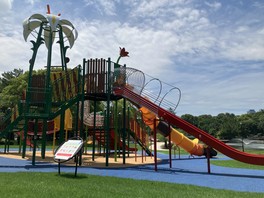 子どもの広場では、さまざまな遊具を楽しめる