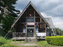 トンガリ屋根が目立つ観光案内所