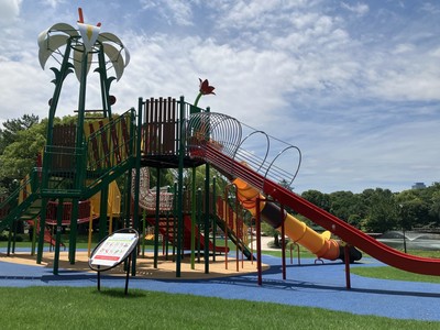 子どもの広場では、さまざまな遊具を楽しめる