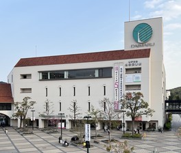 レストラン・喫茶は計5店舗が入る