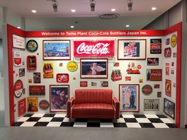 「コカ･コーラ」誕生の地、アメリカ、アトランタのワールド・オブ・コカ･コーラでも人気のポップカルチャー・フォトコーナーも設置