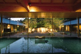 「椿の湯」では庭園と萩城跡をイメージした城壁を眺めながら温泉を楽しめる