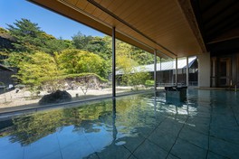 「椿の湯」では庭園と萩城跡をイメージした城壁を眺めながら温泉を楽しむ