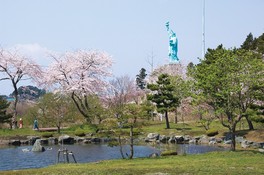 アメリカにある本家の4分の1スケールとなる約20mの自由の女神像は公園のシンボル