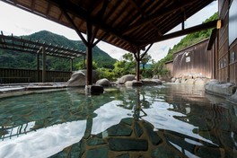 豊富な湧出量を誇る自家源泉を使用している(男湯)