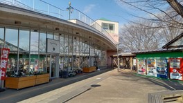 駅内には軽食コーナーや物産館なども完備