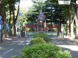 公園のシンボル、赤レンガ造りのミニ東京駅が来園者を出迎える