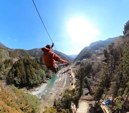 祖谷渓谷を流れる祖谷川をジップスライドで渡ることができる
