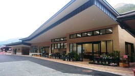 鳥取市、姫路市のほぼ中央に位置(国道29号線)