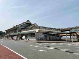 地元の特産品を使ったいけす料理レストランなどもある