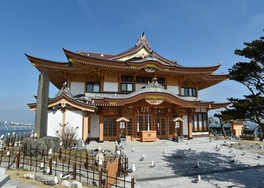 蕪島の頂上に鎮座する神社