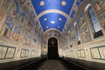 イタリアにあるスクロヴェーニ礼拝堂の壁画を環境ごと再現