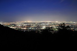 灯りに包まれた福岡市街の夜景を大パノラマで堪能
