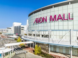 駅直結のエントランスゾーンにはレストランやカフェが並ぶ