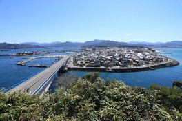 青海島から本土へ続く青海大橋