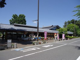 特産品や産直品の販売所に、松川産コシヒカリ、鈴ひかりが味わえるレストランがそろう