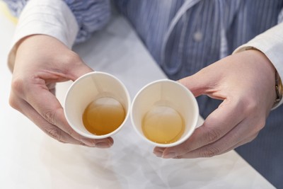当社の一番搾り麦汁と二番搾り麦汁の飲み比べ体験