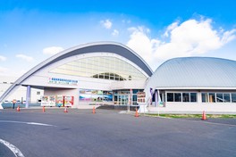 建物はカヌーの舳先をイメージしたユニークなもの