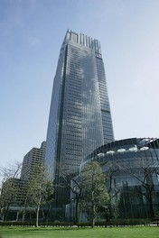 六本木の象徴的な建物としてそびえる