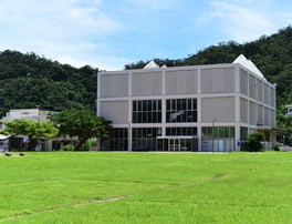博物館の周辺には奄美市の雄大な景色が広がっている