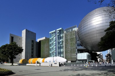 球体が印象的な総合科学館