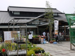 農産物直売所とレストランを備えた道の駅