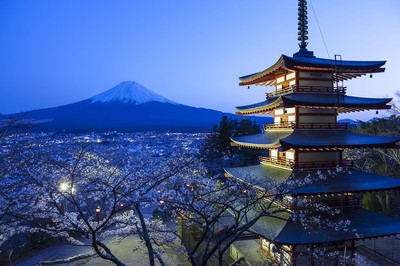 五重の塔(忠霊塔)は22:00までライトアップされている