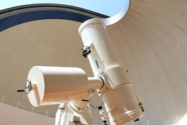 口径45cmの反射望遠鏡を備える主天文台