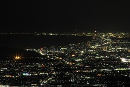 富士山から沼津市街、駿河湾にかけての夜景が楽しめる