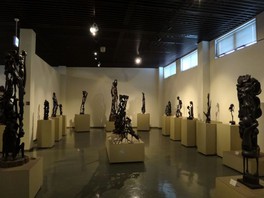 マコンデ族の彫刻が展示されている