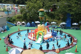 水深40cmの丸いプールには頭上のタンクから一気に大量の水が降ってくる「タイダルタンク」がある円形プール