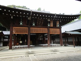 拝殿は昭和20年7月に戦災により焼失したが昭和30年10月に現在の社殿が竣工した