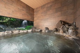 滝が流れる中庭を望む大浴場は開放感たっぷり　※画像は女性風呂