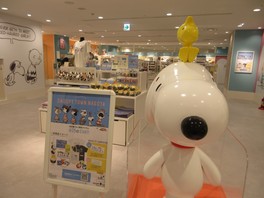 スヌーピータウンショップのテーマは「Happiness is...a warm puppy』(しあわせは…あったかい子犬)」