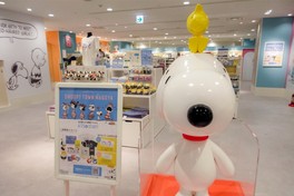 スヌーピータウンショップのテーマは「Happiness is...a warm puppy』(しあわせは…あったかい子犬)」
