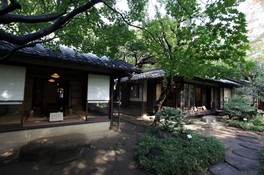 建築家の山口文象設計による家は、数寄屋造りの京風の特色と民家風のおおらかさが備わっている